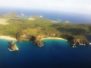 800px-Fernando_de_Noronha_-_dois_Irmãos_-_praia_do_sancho